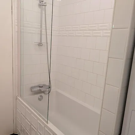 3 Or 4 Bedroom Perfect Location! Appartement